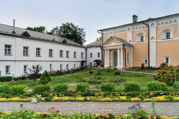 Pátio do mosteiro da transfiguração do salvador de khutyn e de são varlaam. rússia, novgorod veliky