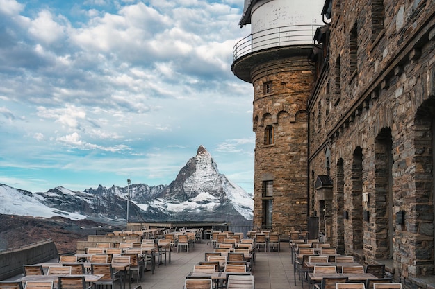 Pátio do restaurante panorâmico com a montanha Matterhorn na Suíça