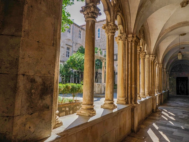 Pátio e claustros do Mosteiro Franciscano na cidade velha de Dubrovnik, na Croácia