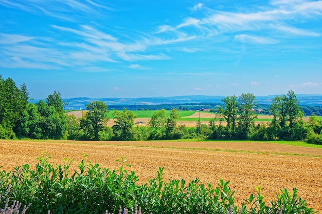 Pátio em uma vila suíça em Yverdon les Bains no distrito de Jura Nord Vaudois de Canton Vaud, na Suíça.