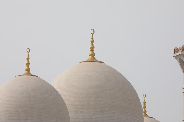 El patio de la Gran Mezquita Sheikh Zayed en Abu Dhabi