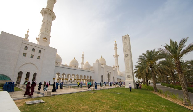 El patio de la Gran Mezquita Sheikh Zayed en Abu Dhabi