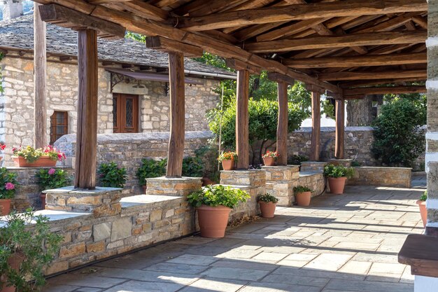 El patio interior del templo cristiano de Zoodochos Pigi en la aldea de Vizitsa South Pelion Prefectura de Magnesia Grecia