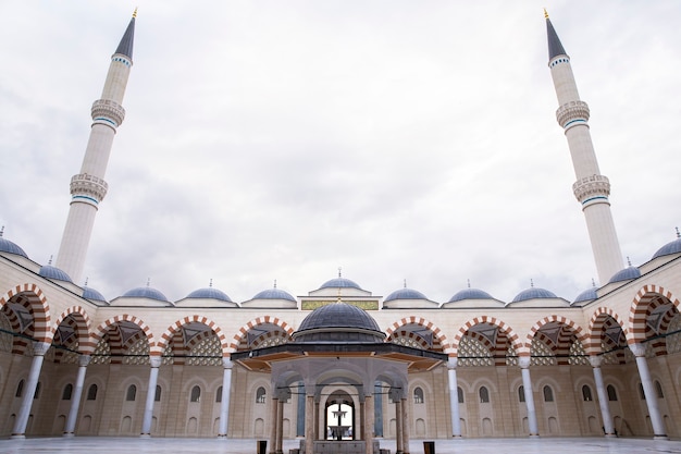 Pátio interno da Mesquita Camlica com fonte e duas torres, sem pessoas dentro, Istambul, Turquia