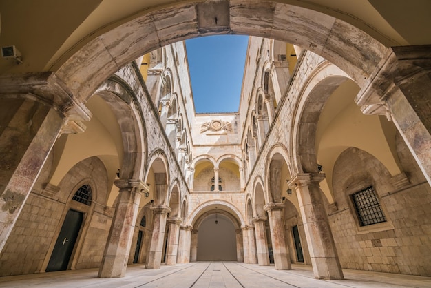 Pátio interno em arco no Palácio de Sponza