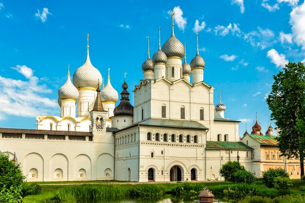 Foto el patio del kremlin de rostov, la gran vista de la iglesia de la resurrección y las cúpulas del as.