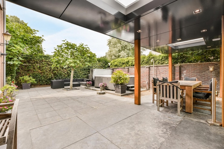Foto un patio con mesa y sillas y asador