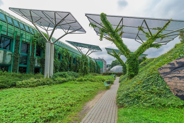 Patio moderno con jardín y batería solar.