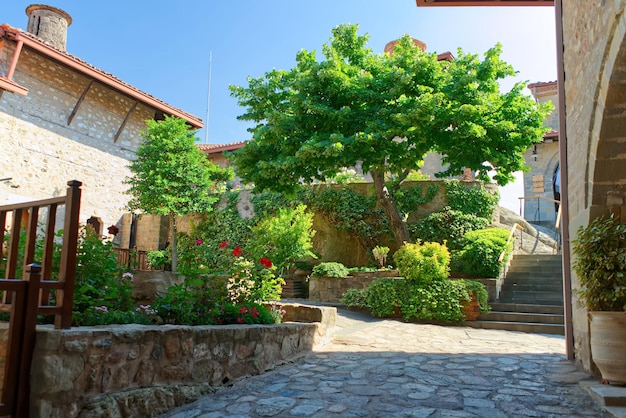 Patio del monasterio de Meteora Grecia Montañas flores y hermosas vistas