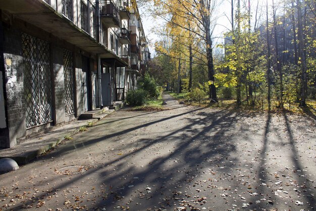 Un patio de otoño soleado en el barrio dormido de Europa del Este