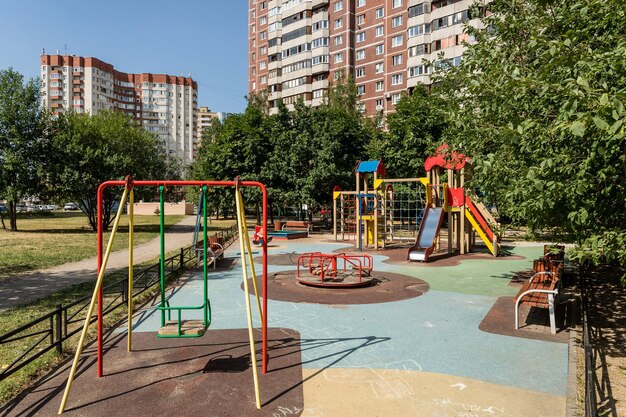 Patio con un parque infantil para juegos en la ciudad de San Petersburgo Rusia