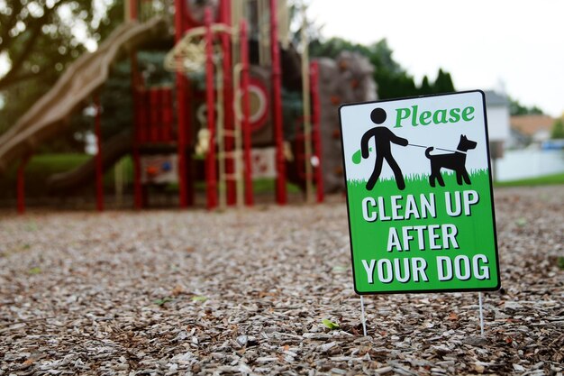 El patio de recreo está vacío la señal de advertencia limpia después de tu perro