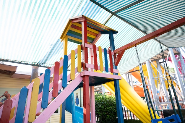 Un patio de recreo luminoso para niños.