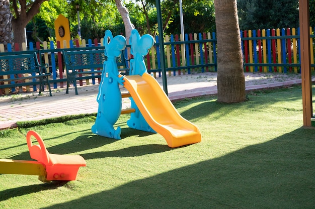 Un patio de recreo luminoso para niños.