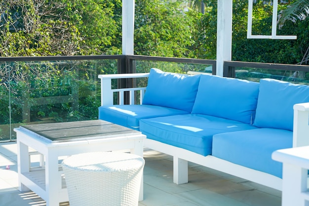 Patio-Stuhl und -Tisch im Freien
