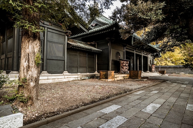 Patio del templo tradicional japonés