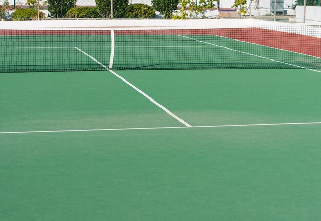 Foto patio de tenis con varias líneas en la vista detallada