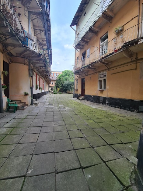 Un patio típico en la ciudad de Lviv Ucrania