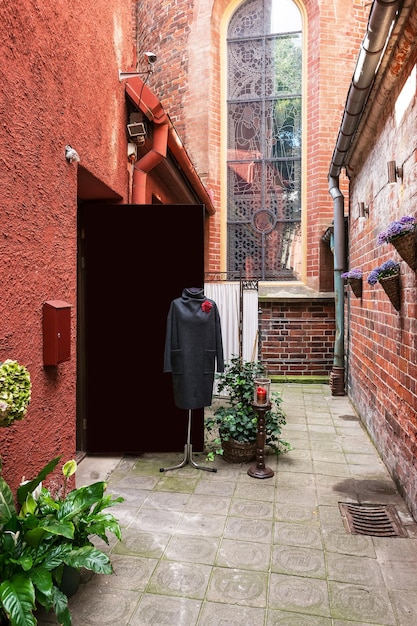 Patio trasero de una tienda en el centro histórico del casco antiguo de Riga, Letonia