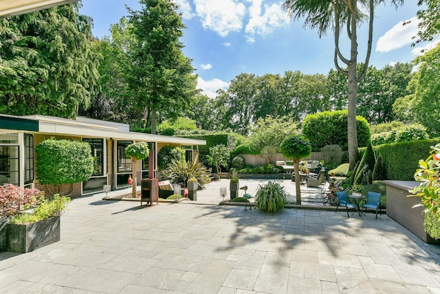 El patio trasero tiene una piscina y una terraza.