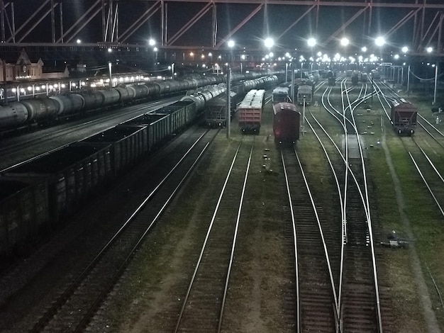 Un patio de trenes con muchas vías y un tren en él.