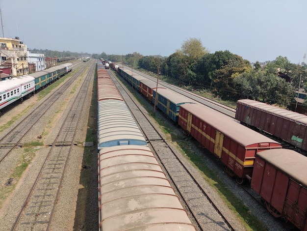 Un patio de trenes con muchos vagones de tren.