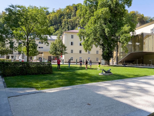 Pátio verde da universidade em Salzburgo