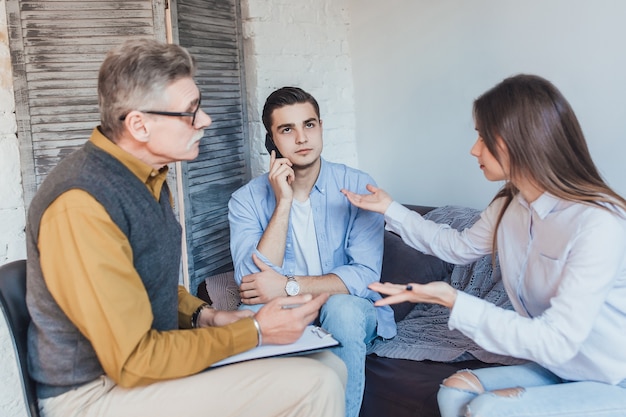 Patioent na sessão de psicologia Problema de pessoas jovens