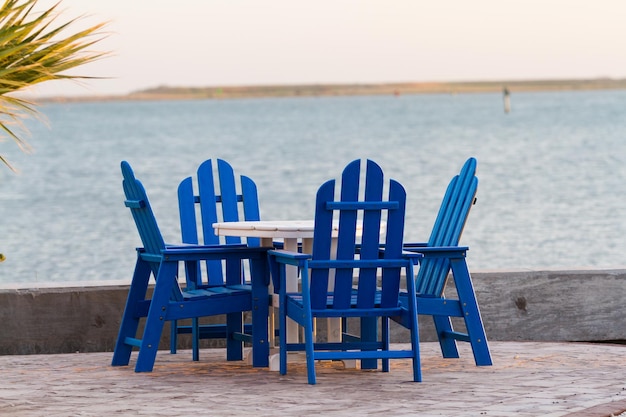 Pation con muebles azules en la playa.