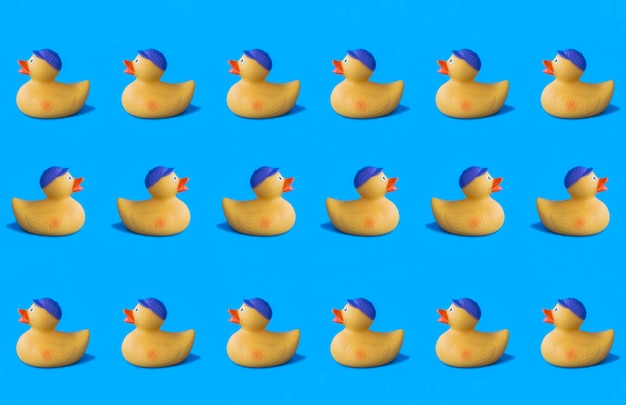 Patito de juguete amarillo para bañarse en el patrón de fondo azul Lay Flat