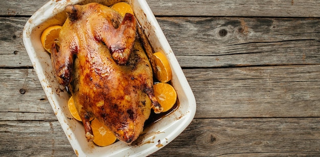 Pato al horno casero con romero y naranjas Pato asado entero crujiente Lugar para la cena de Acción de Gracias o Navidad para la vista superior del texto