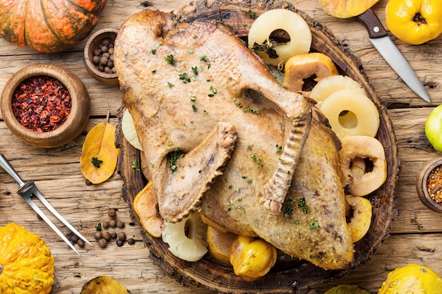 Pato al horno para el Día de Acción de Gracias