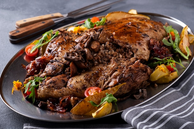 Pato al horno relleno de trigo sarraceno y champiñones.