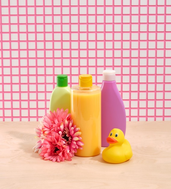 Pato amarillo bonitas flores y coloridos geles de ducha Rutina de piel en el baño