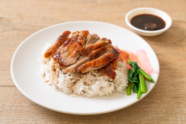 Pato asado en el arroz