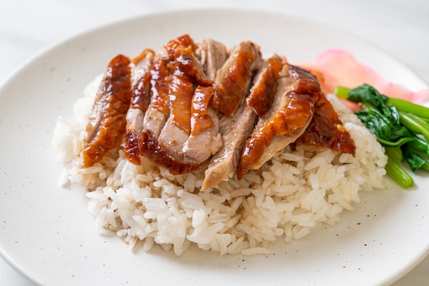 Pato asado a la barbacoa con arroz