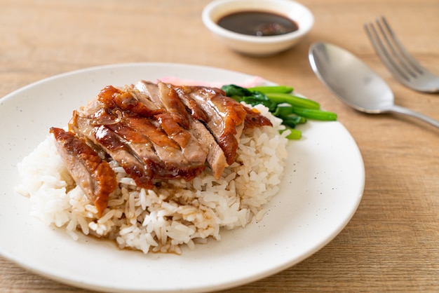 Pato asado a la barbacoa con arroz