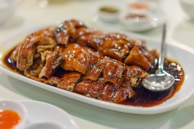 Pato asado de estilo cantonés en un restaurante en Bangkok