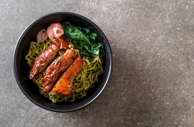 pato asado con fideos vegetales