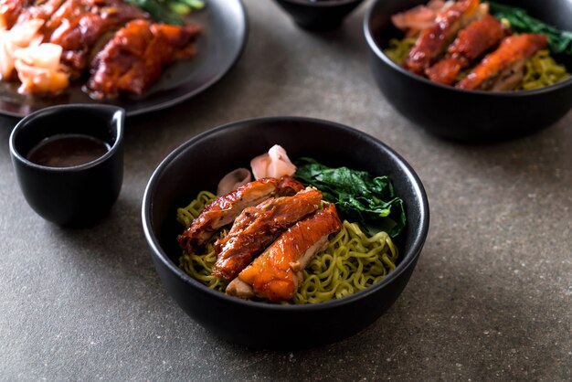 pato asado con fideos vegetales