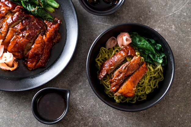 pato asado con fideos vegetales