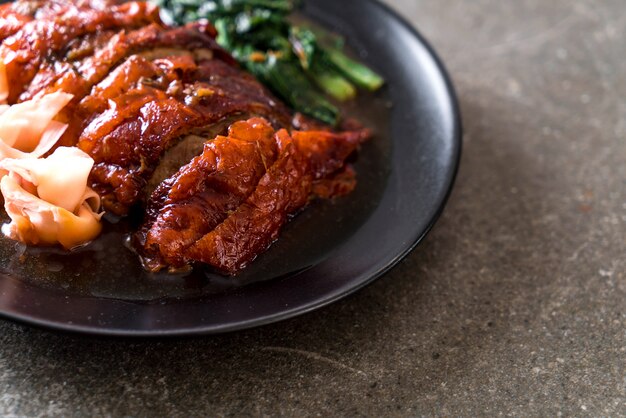 pato asado en la mesa