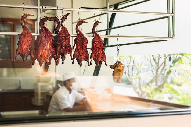 Pato cantonês e frango em exposição na vitrine de restaurante