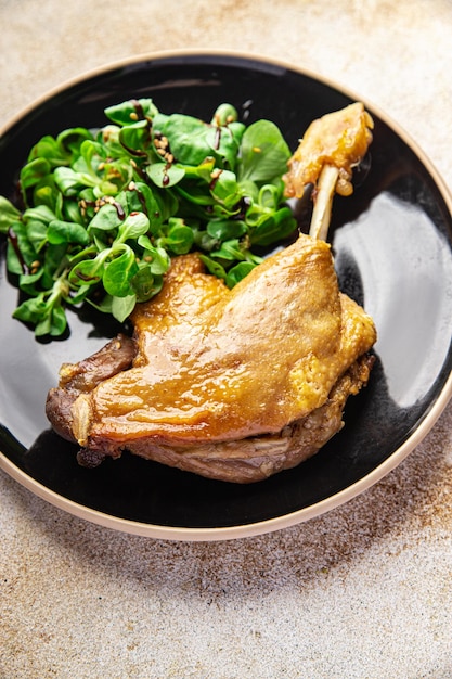 pato confit perna carne refeição fresca comida lanche na mesa cópia espaço comida fundo rústico vista superior