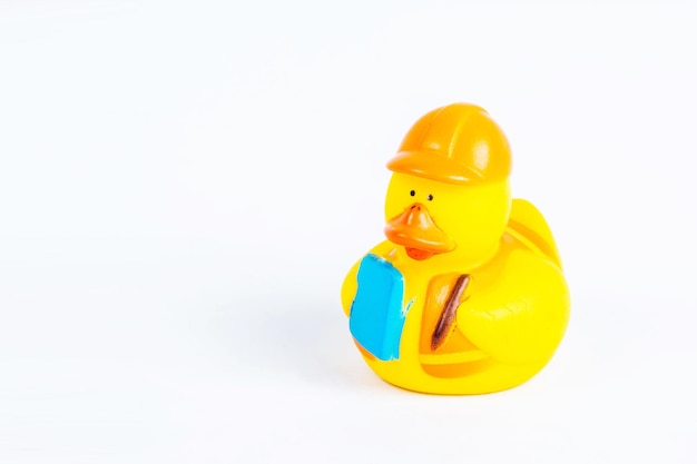Pato de banho no brinquedo de pato de fundo branco Pato de borracha bonito