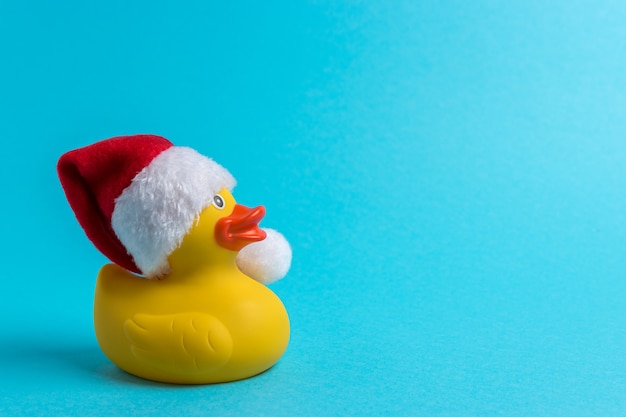 Pato de borracha com chapéu de Papai Noel