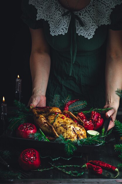 Pato de natal com romãs e limão cercado por galho de abeto