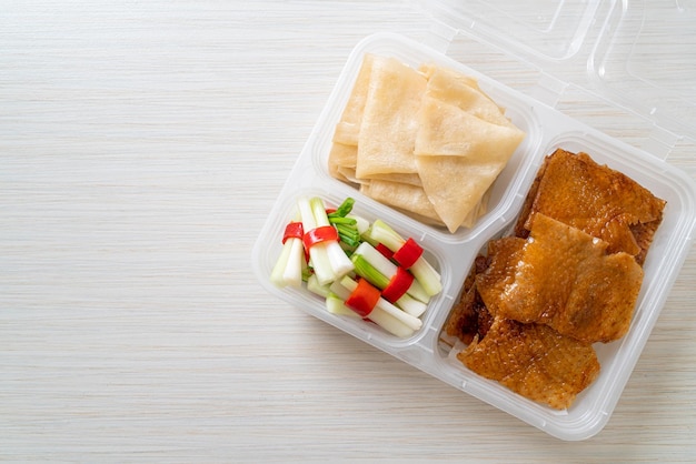 Pato de Pequim na caixa de entrega - estilo de comida chinesa