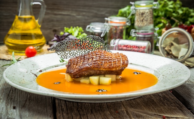 Pato defumado grelhado com molho amarelo comer com salada verde