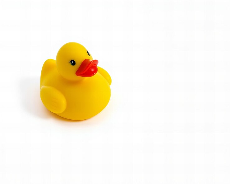 Pato de goma amarillo sobre un fondo blanco.